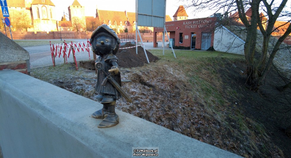 Malbork. Marianek nie wskazuje już drogi na zamek. Złamano mu prawą rękę [wideo, zdjęcia] Uwaga 1000 zł nagrody!