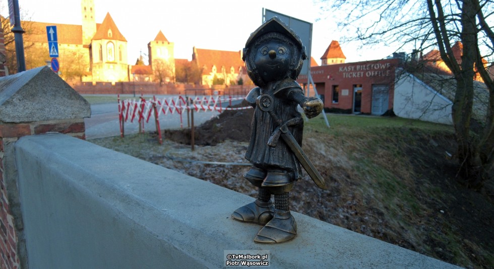Malbork. Marianek nie wskazuje już drogi na zamek. Złamano mu prawą rękę [wideo, zdjęcia] Uwaga 1000 zł nagrody!