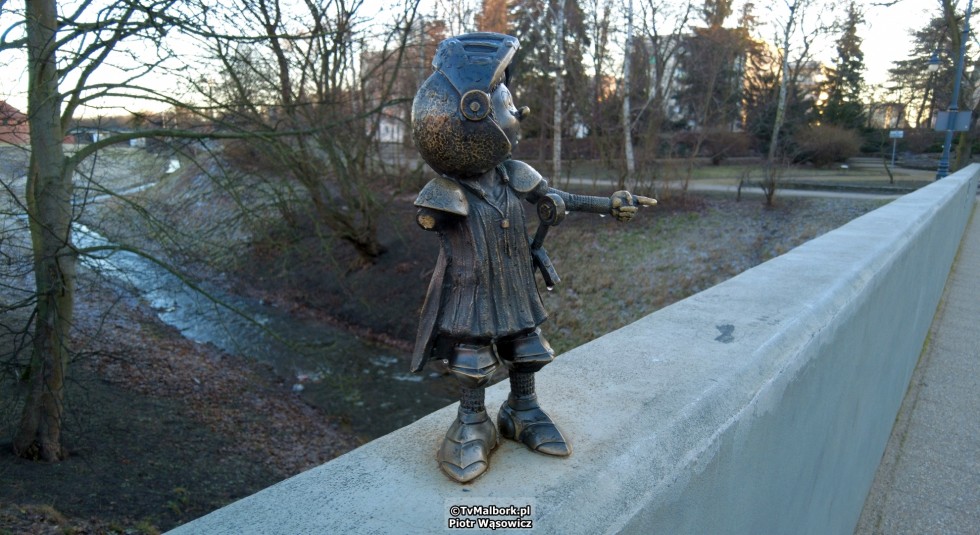 Malbork. Marianek nie wskazuje już drogi na zamek. Złamano mu prawą rękę [wideo, zdjęcia] Uwaga 1000 zł nagrody!