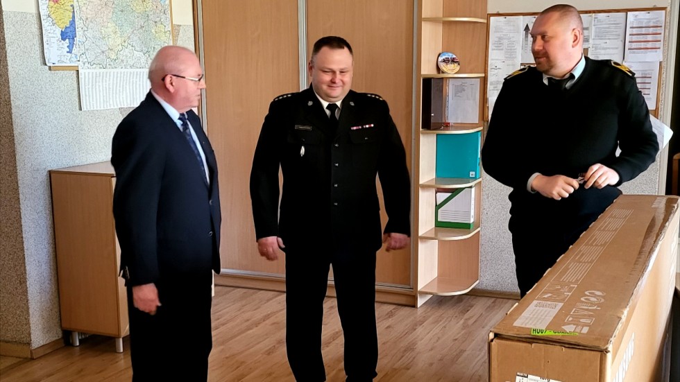 Malbork. Starostwo Powiatowe przekazało nowy sprzęt dla strażaków.