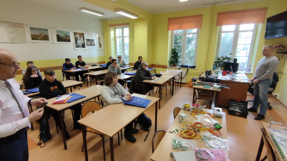 Malborskie Światłowody szkolą uczniów ZSP3 w Malborku z technologii światłowodowej.