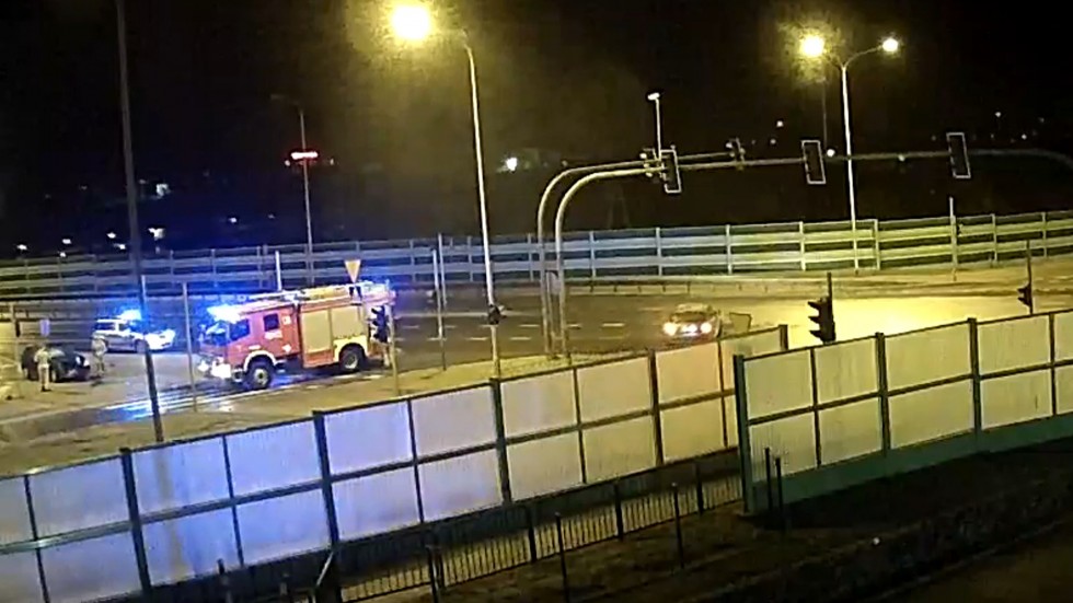 Malbork. Pijany wjechał w sygnalizator i chciał uciec z miejsca zdarzenia. Zobacz nagranie.