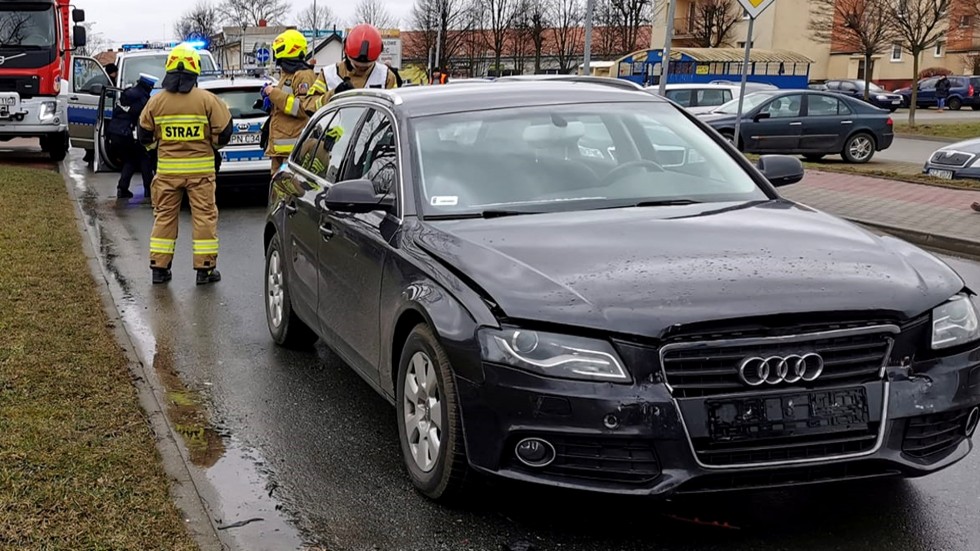 Nowy Dwór Gdański. Jedna osoba w szpitalu po zderzeniu się trzech osobówek.
