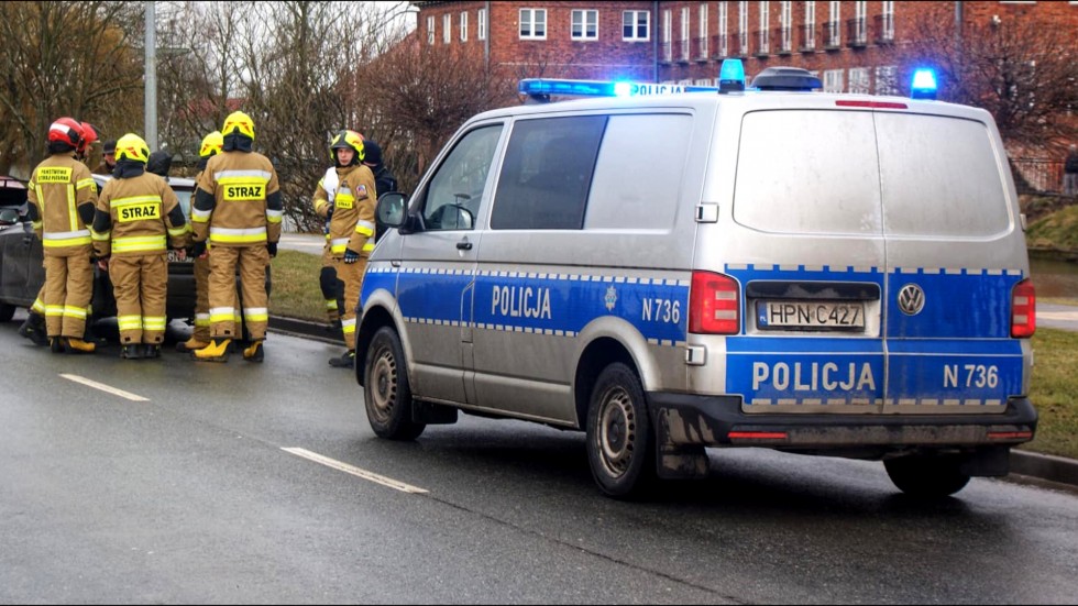 Nowy Dwór Gdański. Jedna osoba w szpitalu po zderzeniu się trzech osobówek.