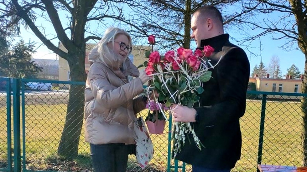 Gmina Miłoradz. Uśmiechy i róże z okazji Dnia Kobiet.