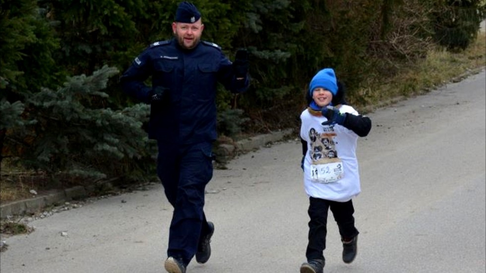 Sztum. Policjanci z harcerzami pobiegli w biegu Tropem Wilczym.