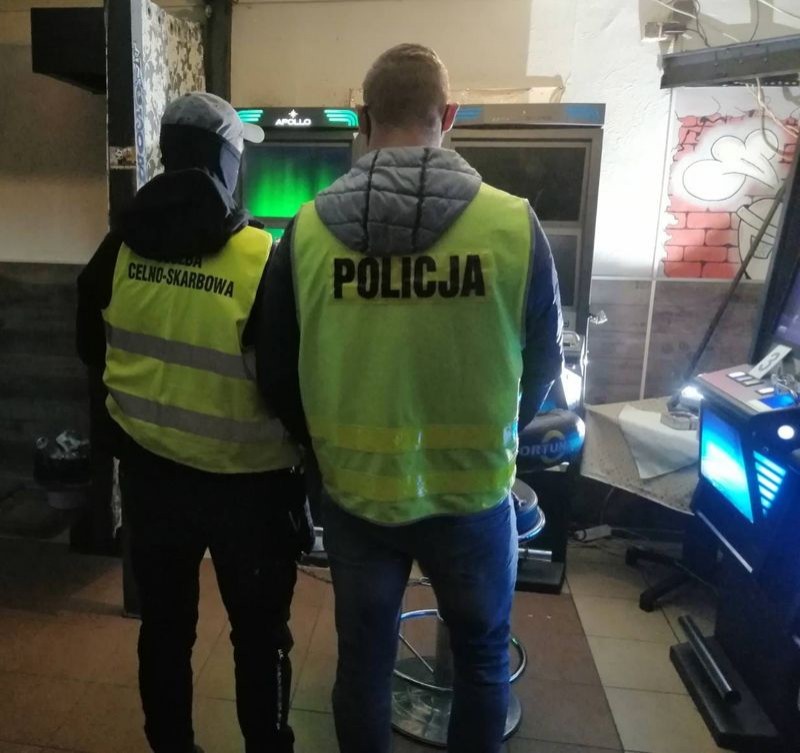 Malbork. Policjanci zabezpieczyli 7 nielegalnych automatów do gier hazardowych.