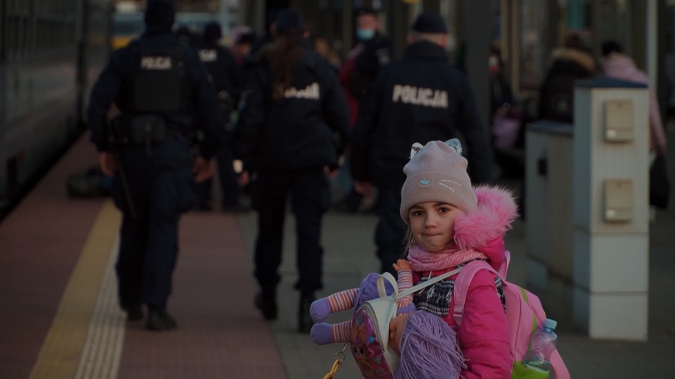 Nowy Dwór Gdański. Policjanci pomagają uchodźcom z Ukrainy przyjeżdżającym do województwa pomorskiego.
