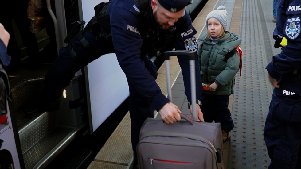 Nowy Dwór Gdański. Policjanci pomagają uchodźcom z Ukrainy przyjeżdżającym do województwa pomorskiego.