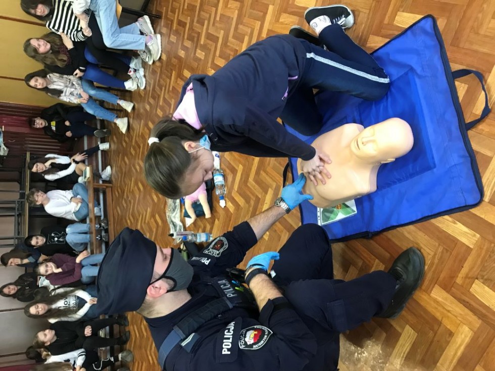 Sztum. Jak udzielić pierwszej pomocy – policjanci uczyli uczniów.