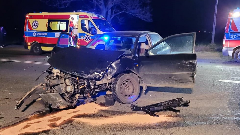 DK22. Jedna osoba w szpitalu po zderzeniu dwóch samochodów.