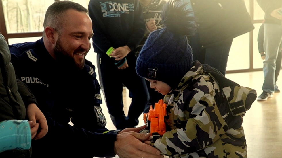 Nowy Dwór Gdański. Policyjna zbiórka dla uchodźców z Ukrainy – prezentacja policyjnej maskotki i psa służbowego.