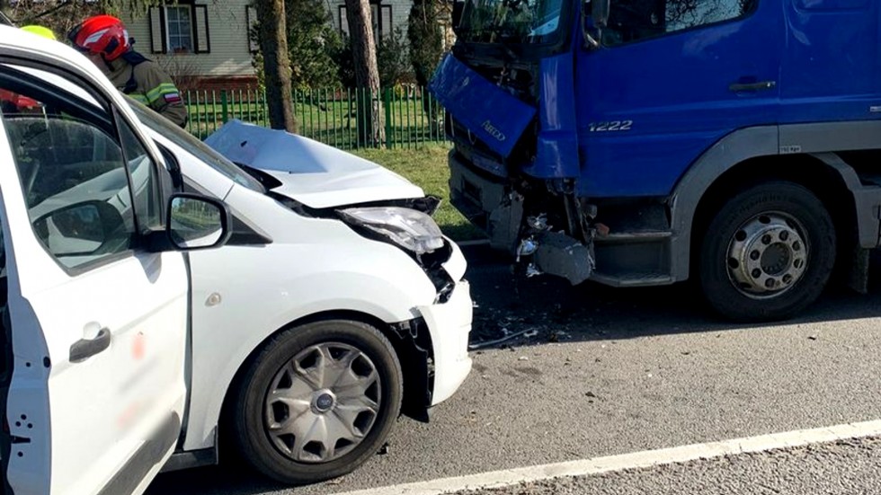 DK22. Jedna osoba ranna po czołówce ciężarówki z pojazdem dostawczym.