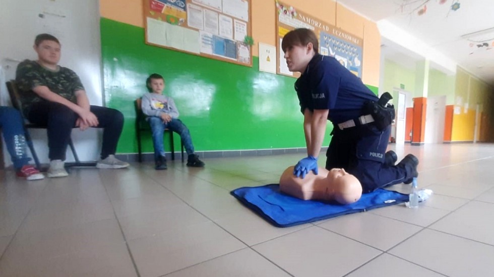 Sztum. Zajęcia z policjantami z udzielania pierwszej pomocy.