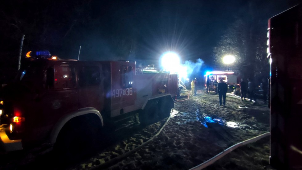 Gmina Stegna. Z pożarem stodoły walczyło 14 zastępów straży pożarnej.