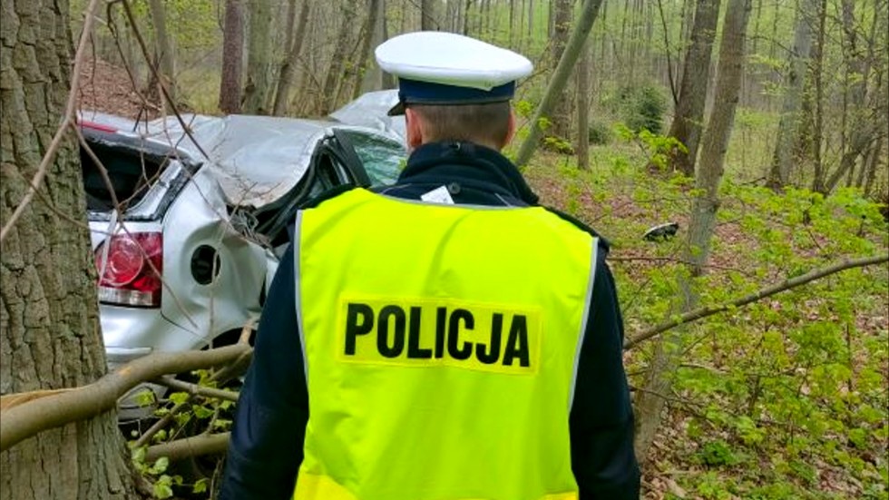 Sztum. Dwie osoby w szpitalu po uderzeniu osobówki w drzewo.