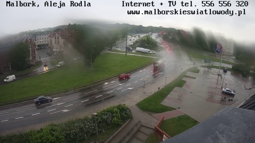 Zderzenie dwóch pojazdów na Rondzie Lotników Polskich w Malborku. Zobacz materiał wideo.