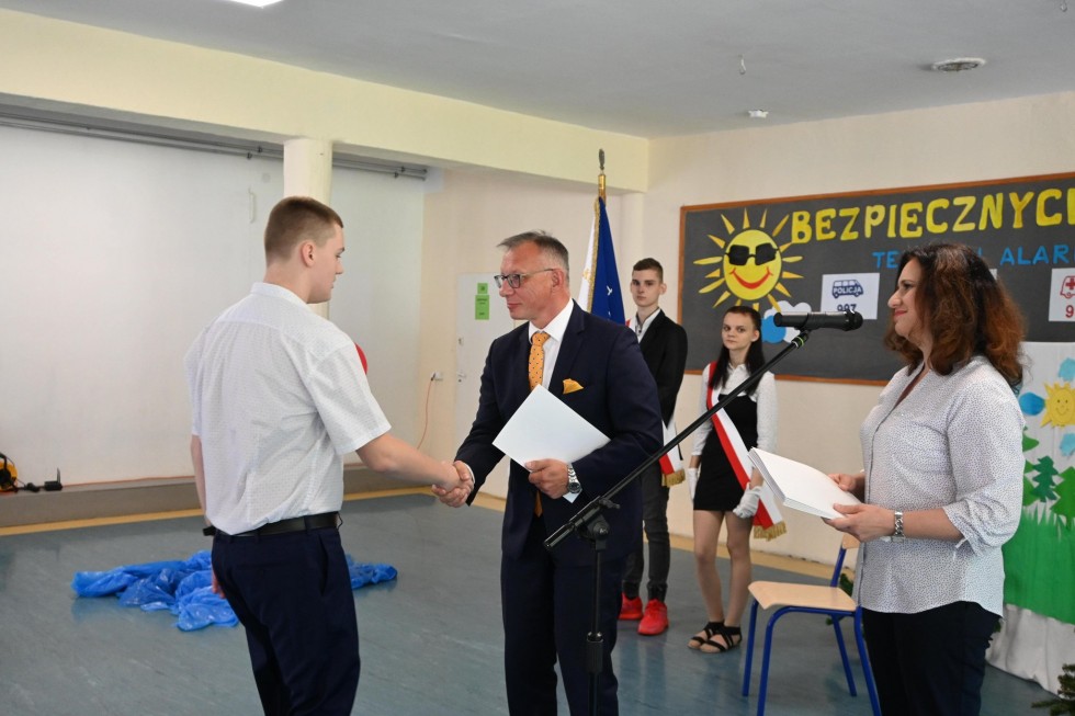 Nowy Dwór Gdański. Stypendia starosty dla najlepszych uczniów na zakończenie roku szkolnego.