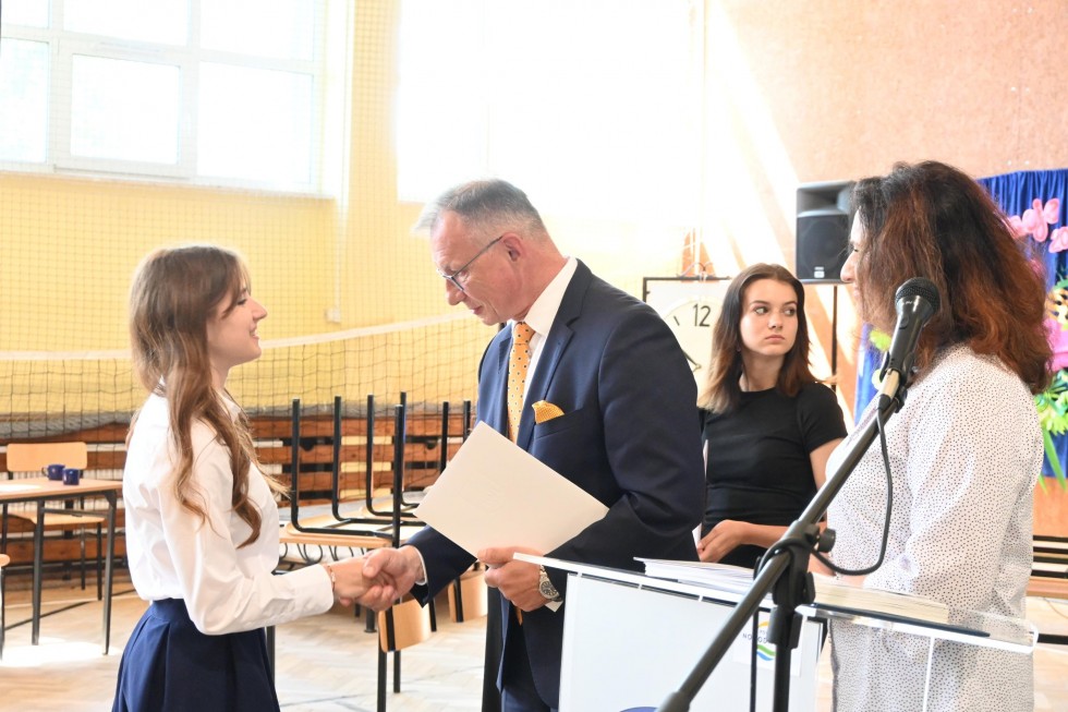Nowy Dwór Gdański. Stypendia starosty dla najlepszych uczniów na zakończenie roku szkolnego.