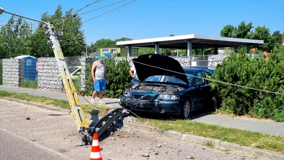 Nowy Dwór Gdański. Uderzył w słup energetyczny - policyjne podsumowanie pierwszego wakacyjnego weekendu.