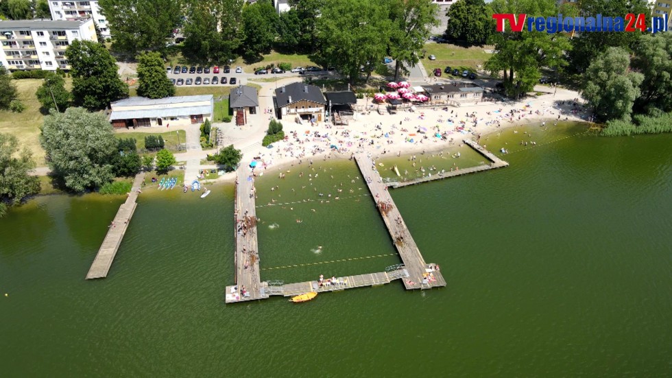 Plaża nad jeziorem Sztumskim z lotu ptaka.