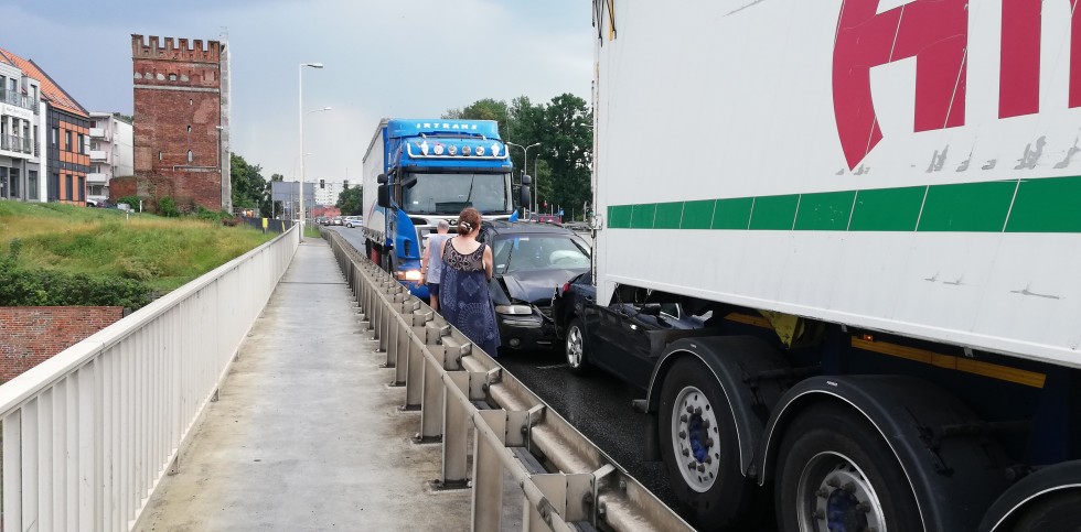 Malbork. Kobieta w ciąży i dzieci w szpitalu po zderzeniu 4 pojazdów na moście. Zobacz wideo!