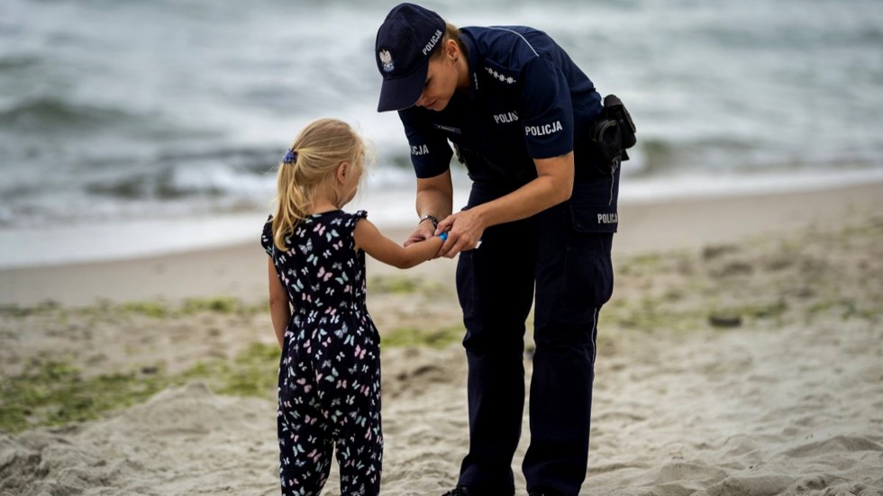 Nowy Dwór Gdański. Nie pozwól mi się zgubić – jak nie dopuścić do zaginięcia dziecka na plaży.  Zobacz film wideo.
