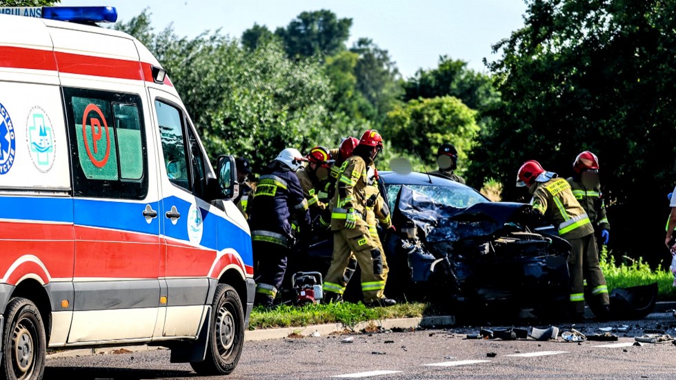 Nowy Staw. Dwie osoby ranne po zderzeniu osobówki z ciężarówką.