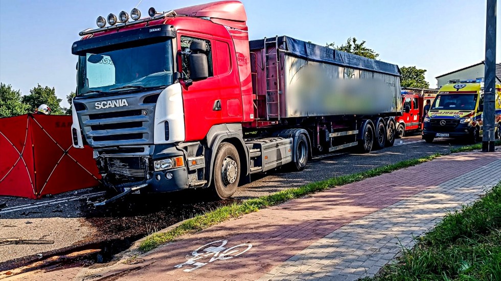 Nowy Staw. Dwie osoby ranne po zderzeniu osobówki z ciężarówką.