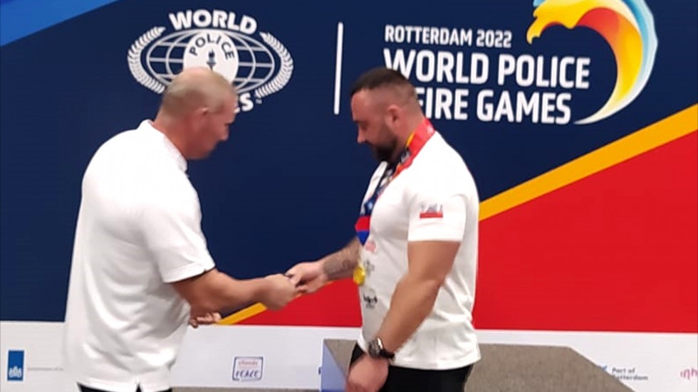 Nowy Dwór Gdański. Policjanci wygrali złoto i srebro podczas Mistrzostw Olimpijskich w wyciskaniu sztangi leżąc.
