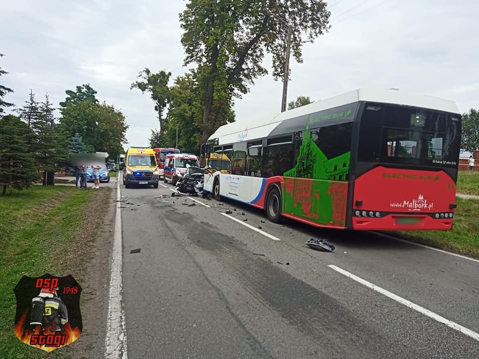 Malbork. Kilka osób rannych po czołówce osobówki z autobusem elektrycznym.