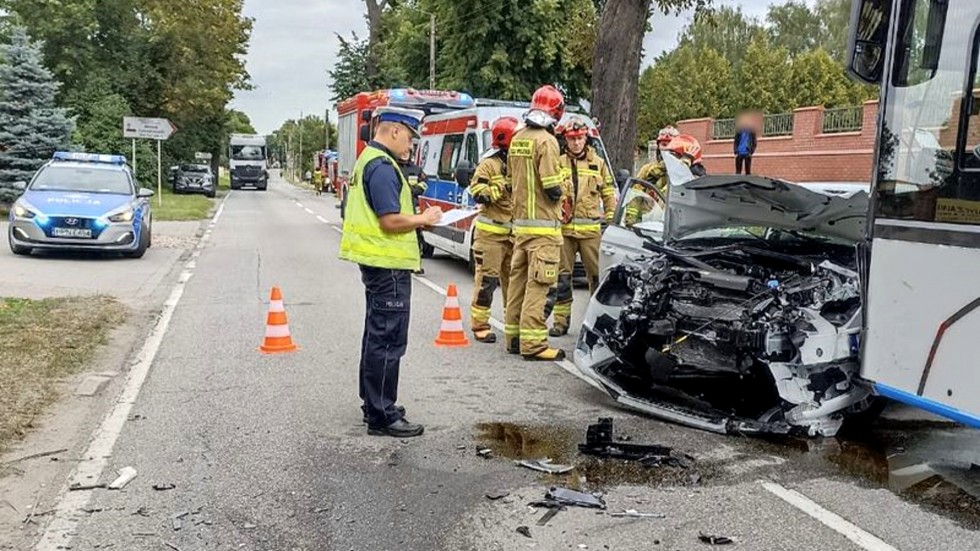 Policjanci wyjaśniają przyczyny poniedziałkowego wypadku autobusu i osobówki – weekendowy raport malborskich służb mundurowych.
