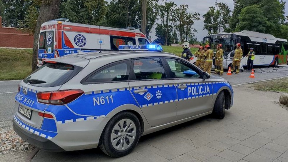Policjanci wyjaśniają przyczyny poniedziałkowego wypadku autobusu i osobówki – weekendowy raport malborskich służb mundurowych.