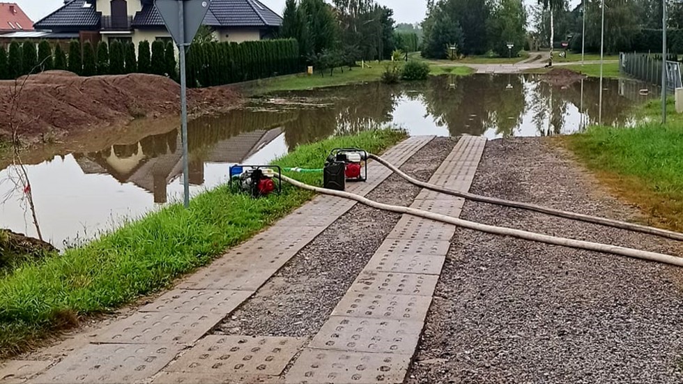 Zalane piwnice i ulice, poprzewracane drzewa. Ponad 40 interwencji strażaków – weekendowy raport malborskich służb mundurowych.