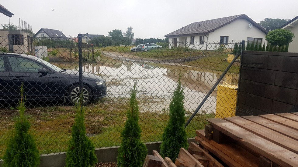 Zalane piwnice i ulice, poprzewracane drzewa. Ponad 40 interwencji strażaków – weekendowy raport malborskich służb mundurowych.