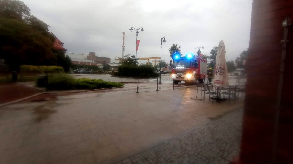 Zalane piwnice i ulice, poprzewracane drzewa. Ponad 40 interwencji strażaków – weekendowy raport malborskich służb mundurowych.