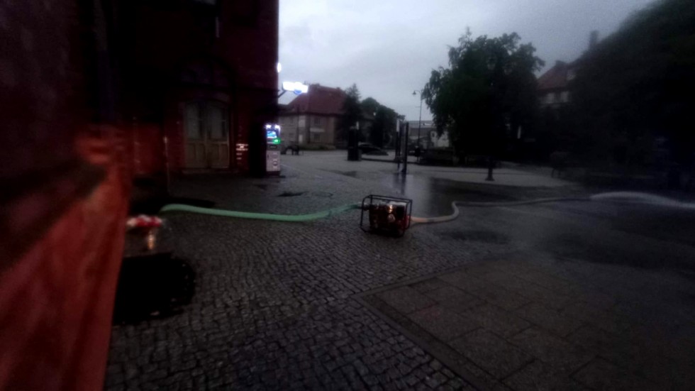 Zalane piwnice i ulice, poprzewracane drzewa. Ponad 40 interwencji strażaków – weekendowy raport malborskich służb mundurowych.