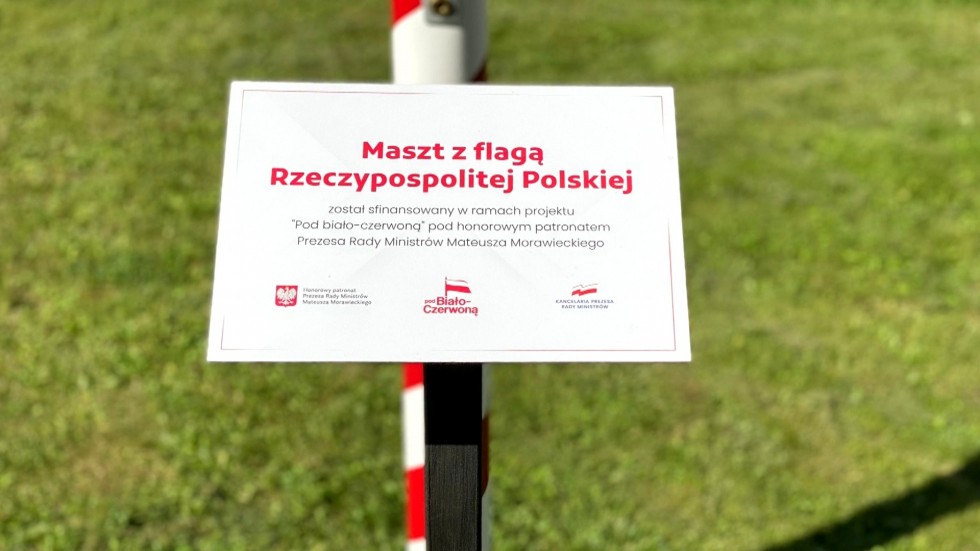 Stare Pole. Maszt z powiewającą flagą Polski stanął przed budynkiem Urzędu Gminy.