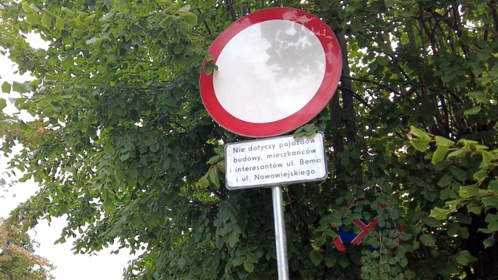 Malbork. Rusza przebudowa ul. Nowowiejskiego. Znaki informacyjne już stoją.