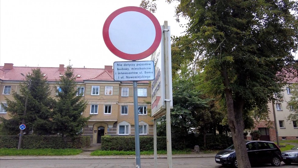 Malbork. Rusza przebudowa ul. Nowowiejskiego. Znaki informacyjne już stoją.
