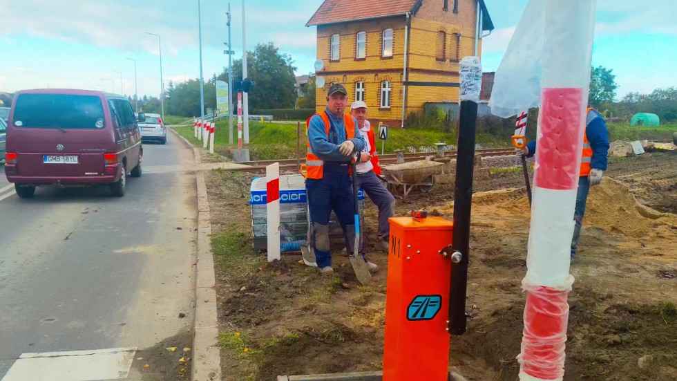Malbork. Montują rogatki i sygnalizację świetlną na przejeździe kolejowym w ciągu ulicy de Gaulle'a