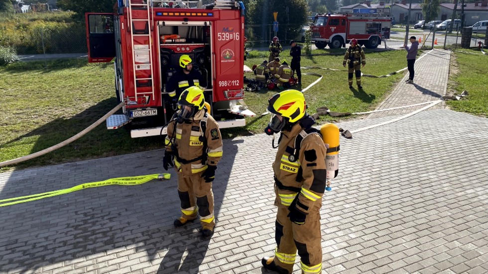 Mikołajki Pomorskie. Pożar w Szkole Podstawowej – ćwiczenia strażackie połączone z ewakuacją.
