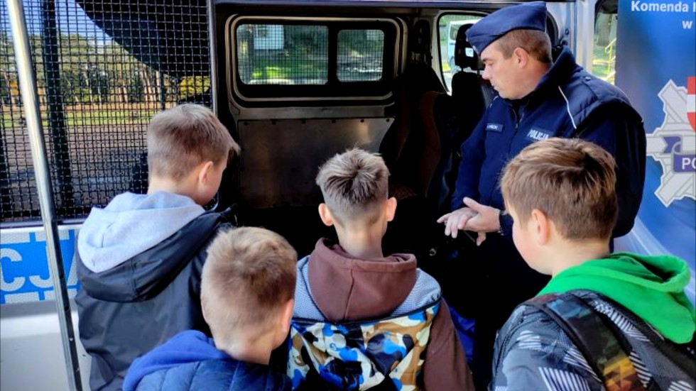 Mikołajki Pomorskie. Co to znaczy czuć się bezpiecznym – spotkanie policjantów z uczniami.