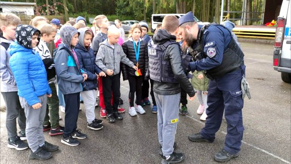 Mikołajki Pomorskie. Co to znaczy czuć się bezpiecznym – spotkanie policjantów z uczniami.