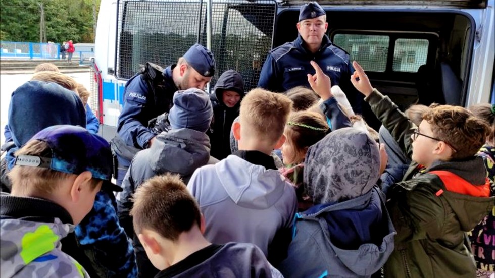 Mikołajki Pomorskie. Co to znaczy czuć się bezpiecznym – spotkanie policjantów z uczniami.