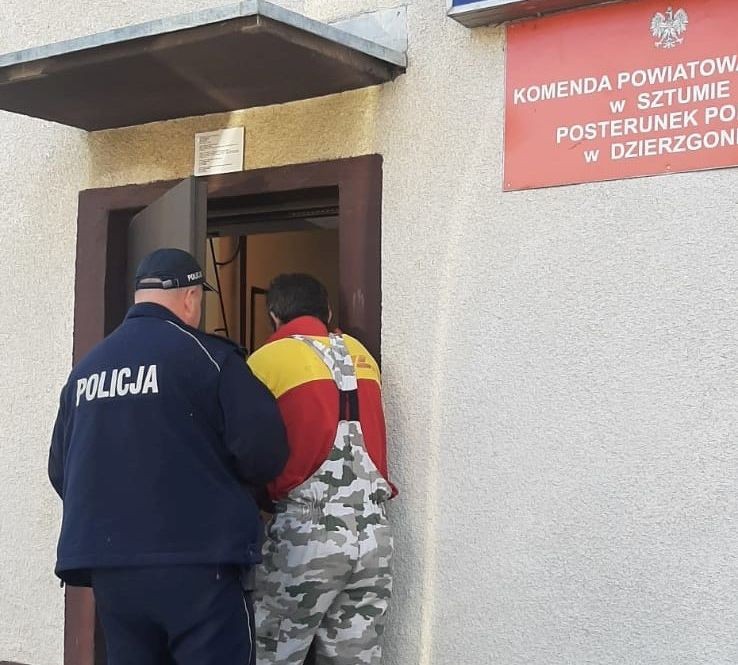 Dzierzgoń. Dzielnicowy zatrzymał złodzieja i odzyskał skradzione mienie.