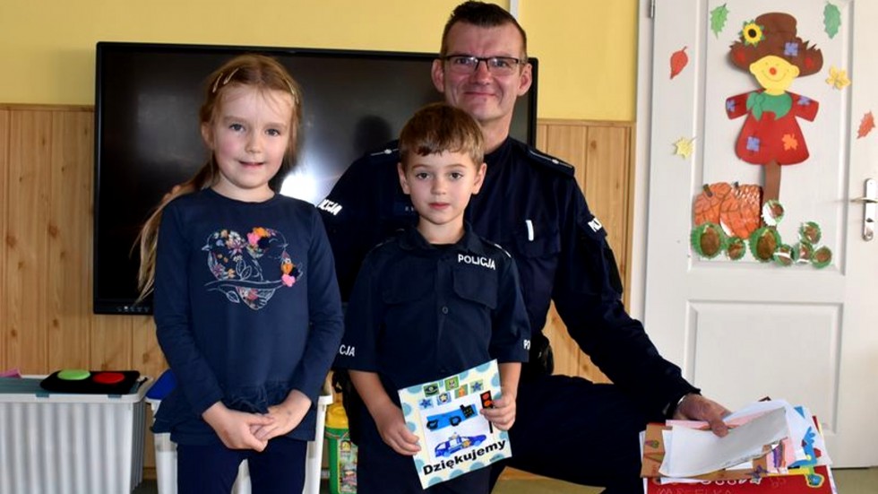 Malbork. Edukacja o bezpieczeństwie - policjanci na zajęciach w przedszkolu.