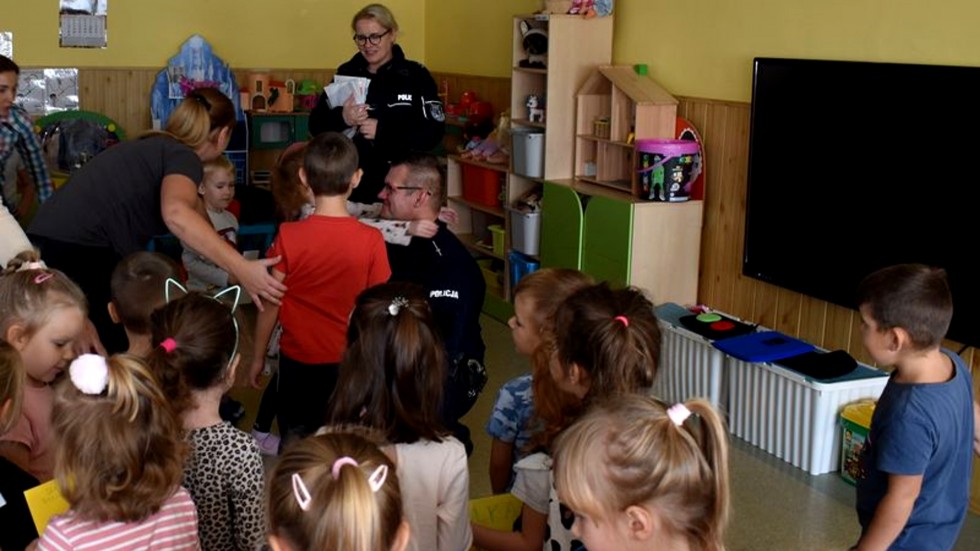 Malbork. Edukacja o bezpieczeństwie - policjanci na zajęciach w przedszkolu.