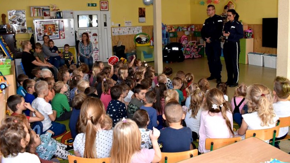 Malbork. Edukacja o bezpieczeństwie - policjanci na zajęciach w przedszkolu.