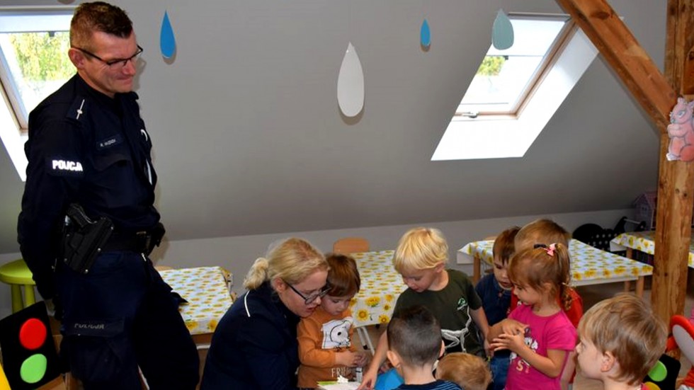 Malbork. Edukacja o bezpieczeństwie - policjanci na zajęciach w przedszkolu.